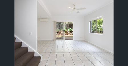 BEAUTIFUL REFRESHED TOWN-HOUSE OVERLOOKING QUIET CONSERVANCY IN MANLY CREST ESTATE - Photo 3