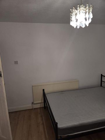 1 bedroom in a house share to rent - Photo 2