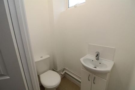 3 bedroom end of terrace house to rent - Photo 3