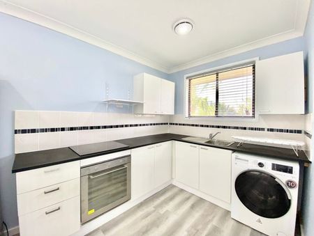 ONE BEDROOM GRANNY FLAT UPSTAIRS ABOVE GARAGE - WATER USAGE INCLUDED !! - Photo 4