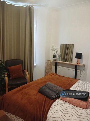 1 bedroom in a flat share to rent - Photo 5