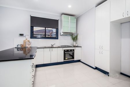 33 Pro Hart Way, Caroline Springs - Photo 5