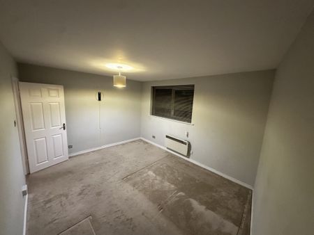 LONG LET. Bright and Spacious 1 Bedroom Flat Offers Generous Size Living Space with Neutral Interior. Great Location. - Photo 3