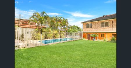 Sun-Filled, Two Level Four (4) Bedroom Family Home With A Large All Weather Private Entertainment Patio And Resort Style Pool, Ultra Convenient Locati - Photo 2