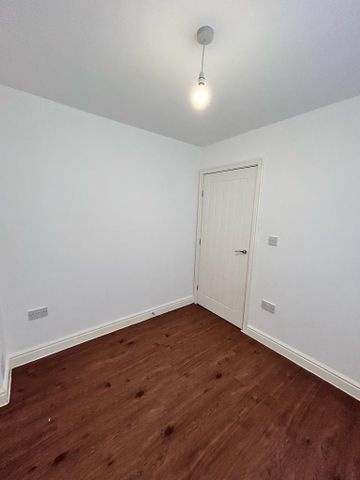 4 bedroom end of terrace house to rent - Photo 5