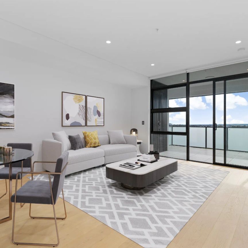 Modern apartment with oversized scale - Photo 1