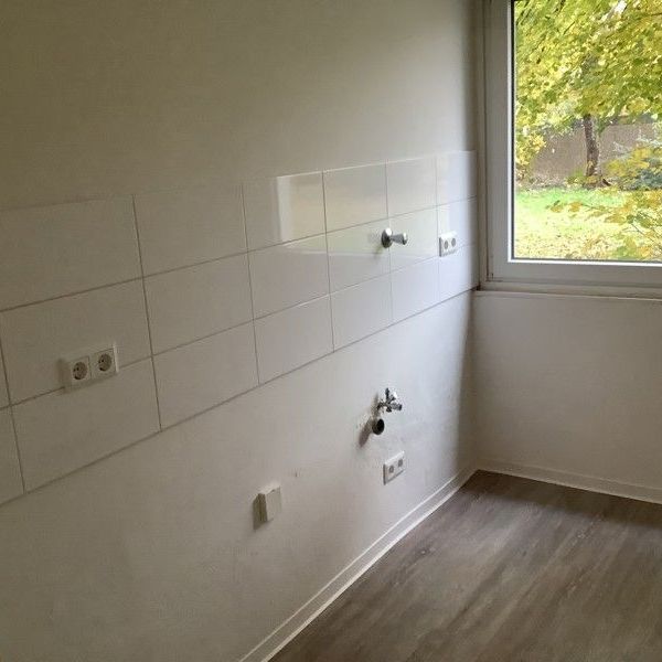 Etwas besonderes: ansprechende 2-Zimmer-Wohnung im Erdgeschoss mit Balkon in Sanierungsphase - Photo 1