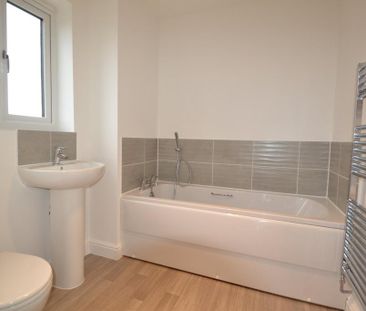 4 bedroom end of terrace house to rent - Photo 3