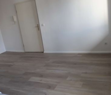 Frei ab sofort - 1. OG mit Balkon und neuem Laminat !!! - Photo 1