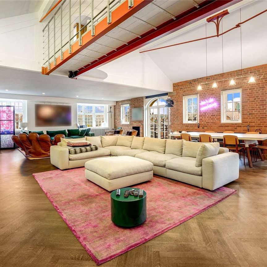 A unique and special three bedroom flat in Old Library Apartments. - Photo 1