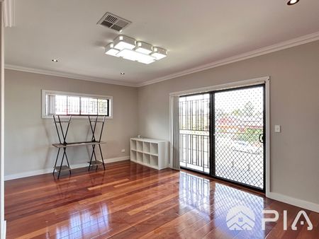 For Lease: Impressive 5-Bedroom, 3-Bathroom Family Home in Lidcombe - Photo 5