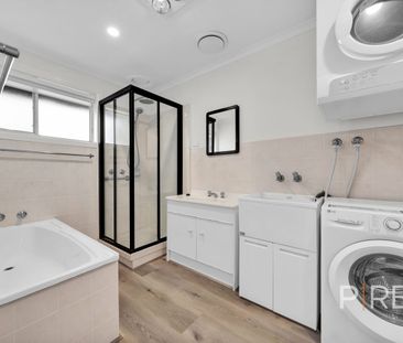 Stand Out Central One Bedroom Upstairs Apartment - Photo 5