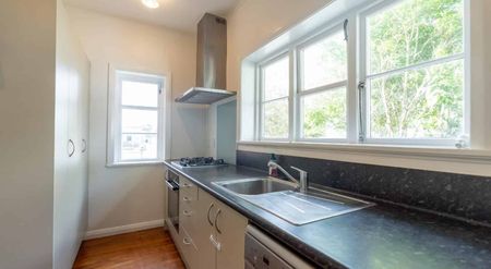 Cutest College Street home - Photo 3