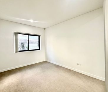 Spacious and Modern Apartment in a Prime Yagoona Location - Photo 3