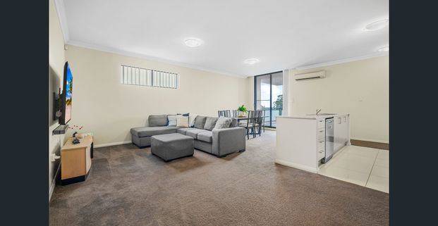 Experience Luxury and Convenience in a Prime Norwest Apartment! - Photo 1