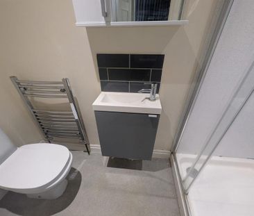 1 bedroom in a house share to rent - Photo 2