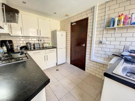6 bedroom end of terrace house to rent - Photo 3