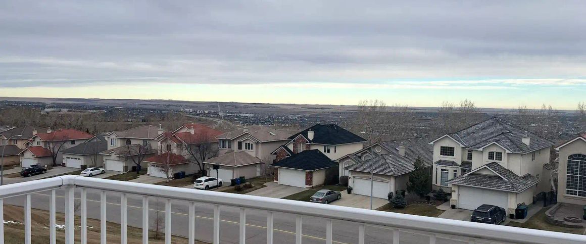 Panoramic open view and immaculate walkout Townhouse in Hamptons Community. — 2 Bedrooms Townhouse - Photo 1