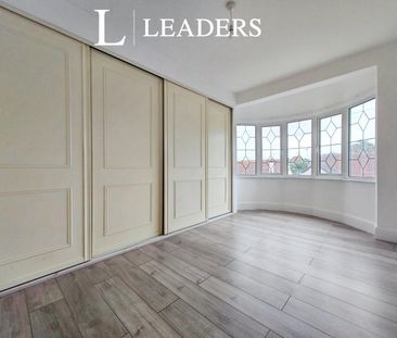 3 bedroom house to rent Parkstone Drive, SS2 - Photo 4