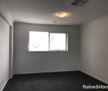 Fabulous 5B 2Storey Home in Williams Landing! - Photo 2