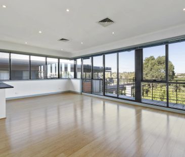 Top Floor Penthouse-Style Apartment in a Prime Location - Photo 2