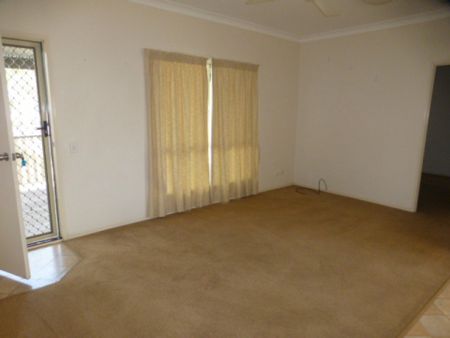 FOUR BEDROOM , TWO BATHROOM HOME - 1 WEEKS FREE RENT ! - Photo 2
