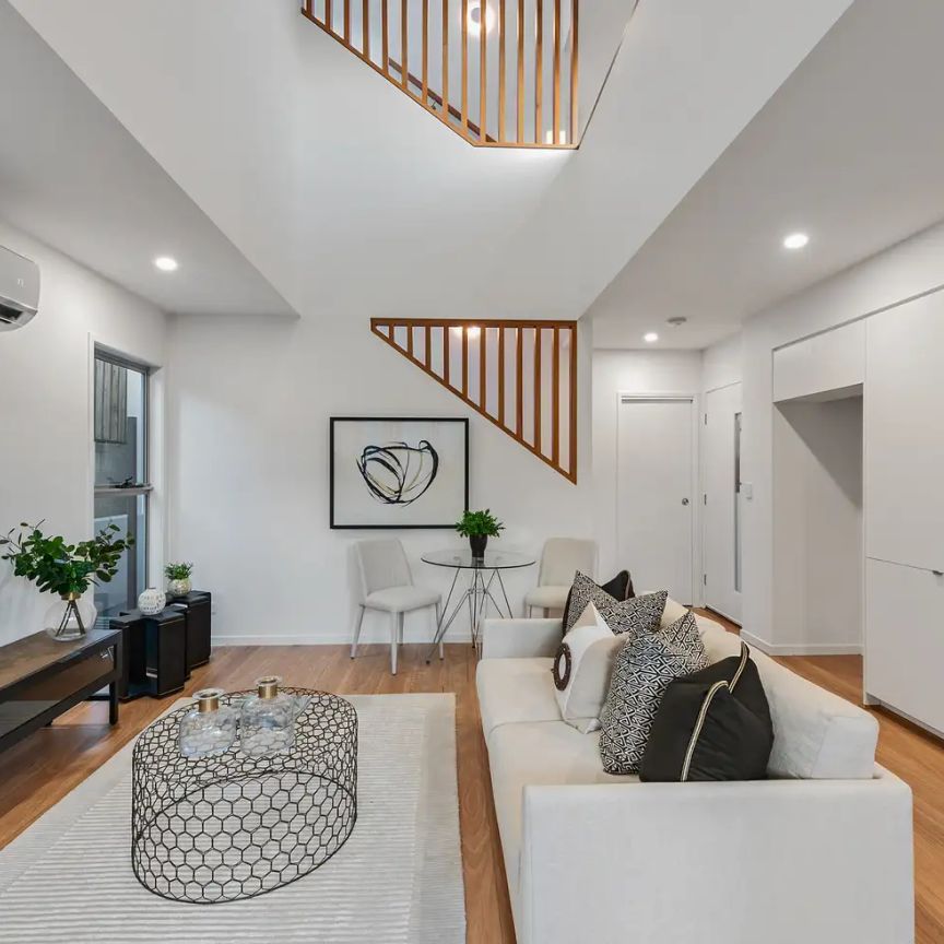 “Modern, boutique townhouse” - Photo 1