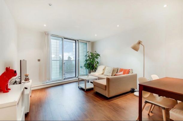 1 Bed Flat, Western Gateway, E16 - Photo 1