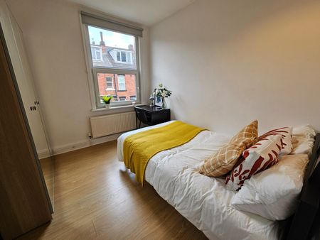Room in a Shared House, Newport Gardens, LS6 - Photo 5