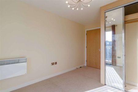 A newly refurbished fourth floor apartment close to the railway station. - Photo 4