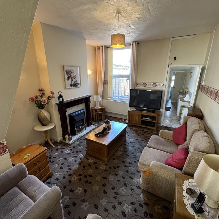 4 bedroom terraced house to rent - Photo 1