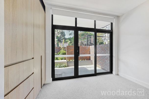 Unrivalled Luxury and Contemporary Elegance with this Brand-New 3-bedroom Architecturally Designed Townhouse - Photo 1
