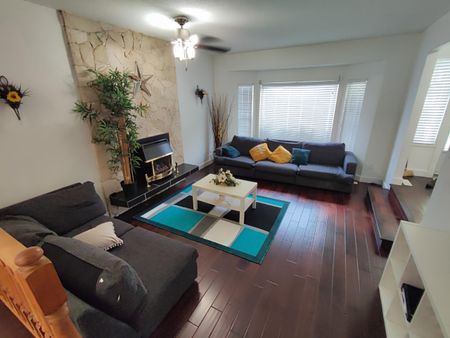 Cozy Three Bedroom Rancher - Photo 3