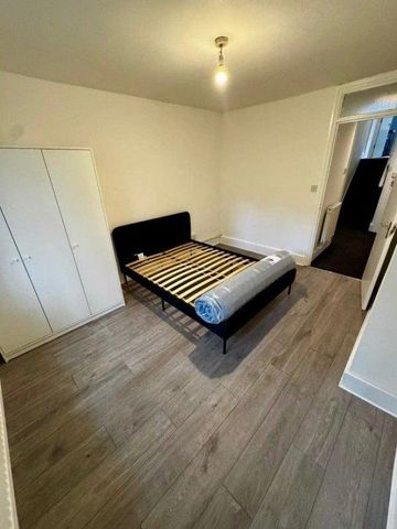 3 bedroom flat to rent - Photo 5