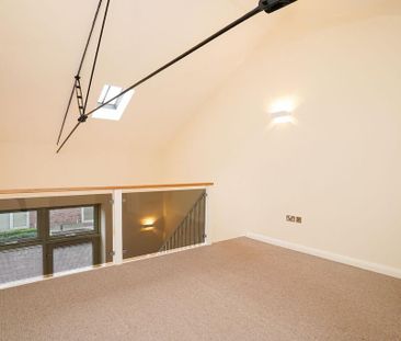 1 bedroom mews to rent - Photo 1