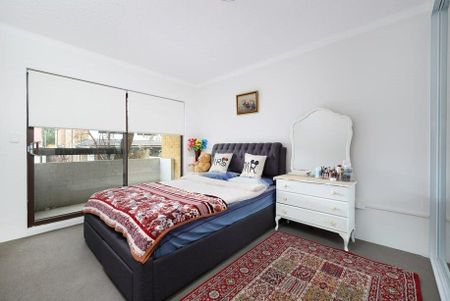 Spacious Two Bedroom Apartment in the Heart of Mortdale - Photo 3