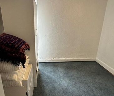 1 bedroom in a flat share to rent - Photo 4