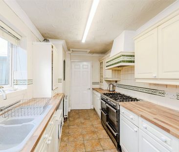 3 Bedroom Terraced - Photo 2