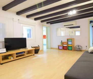 3-bedroom apartment for rent in El Gotic, Barcelona, all bills included, couples allowed. - Photo 2