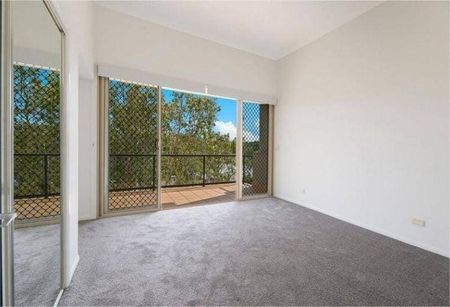 Spacious 3 Level Townhouse with 3 large Balconies - as big as a house! - Photo 5