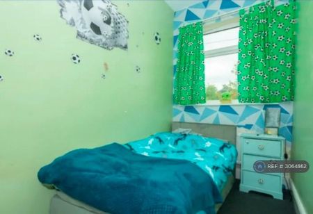 3 bedroom semi-detached house to rent - Photo 4