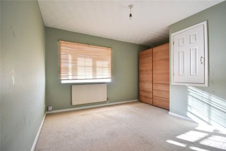Well presented 2 bedroom house situated in Cherry Hinton, Cambridge. GCH. Rear enclosed Garden. Allocated parking. Local amenities within a 5 minute walk. Unfurnished. - Photo 3