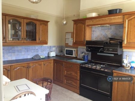 1 bedroom in a house share to rent - Photo 4