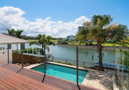 Spacious Waterfront Family Home in Helensvale! - Photo 2