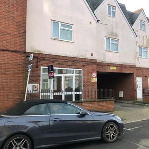 1 bedroom in a house share to rent - Photo 2