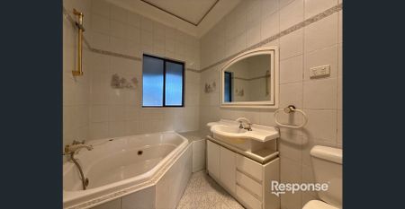 Perfect Family Home: Close to Schools, Shops, and Transport! - Photo 2