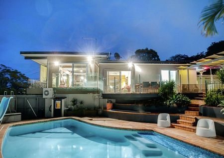 Spacious 5-Bedroom Home with Pool, Spa & Multiple Living Areas - Photo 5