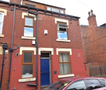 4 bedroom House in Harold Walk, Leeds - Photo 1