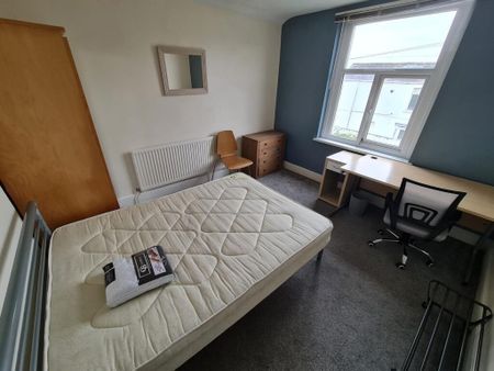 3 bedroom flat to rent - Photo 3