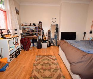 7 bedroom House in Moor Park Drive, Leeds - Photo 5